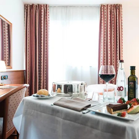 Отель Airport Bergamo 4*